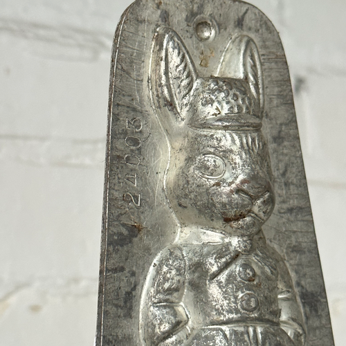Antique Chocolate Clothed Rabbit Tin Mold (#35)